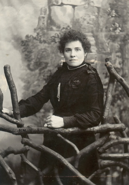 A Lady from the 1900s poses for her picture.